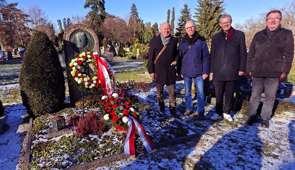 Seifenblasen steigen vor dem Freiburger Theater auf