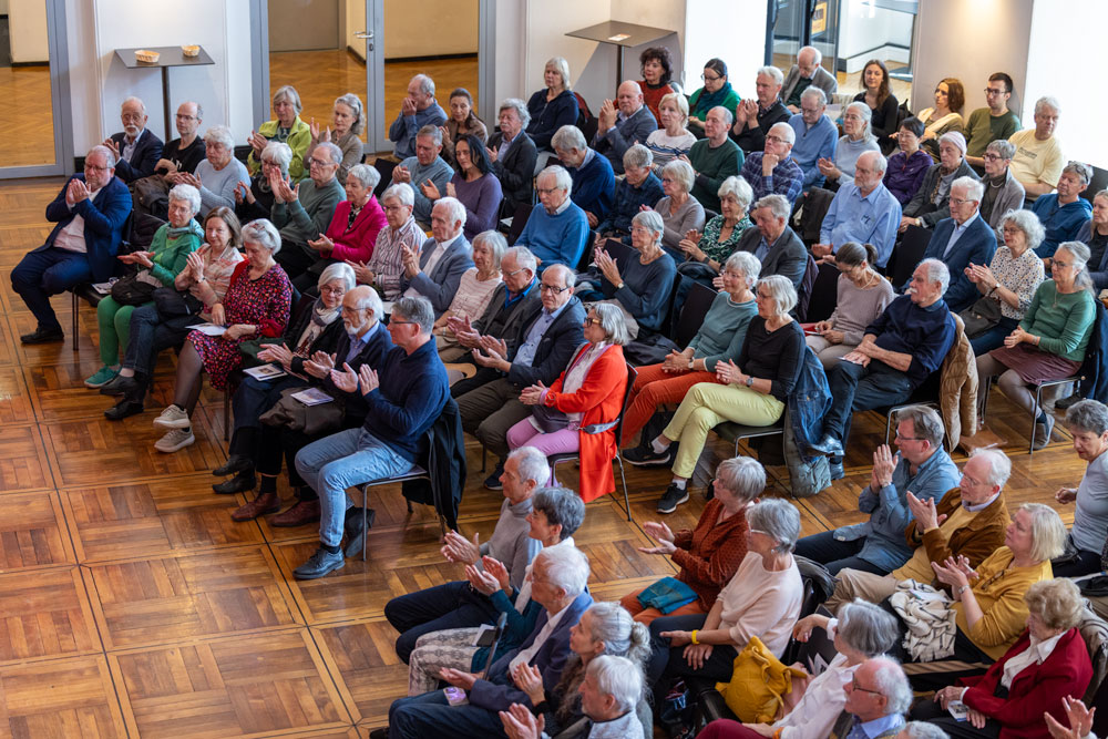 Publikum bei der Matinée im Winterer Foyer des Theaters Freiburg am 27.04.2025